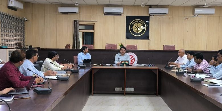 Prayagraj News :जिलाधिकारी की अध्यक्षता में डेंगू एवं संचारी रोगों के नियंत्रण की तैयारियों के सम्बंध में समीक्षा बैठक सम्पन्न