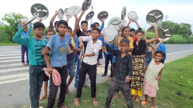 Bihar News मध्यान भोजन में कीड़ा देख छात्रों ने भोजन फेंक किया प्रदर्शन