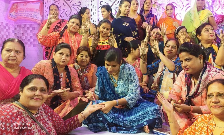 Agra News : हाथों में लगाई मेहंदी..होली के भी लिए रंग और फिर मैं होली खेलन आई रे तुम कहां छुपे हो कान्हा…श्रीमद्भागवत कथा का शुभारंभ