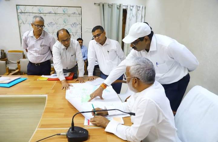 Prayagraj News माननीय मंत्री स्वतंत्र देव सिंह ने सिंचाई एवं जल संसाधन विभाग एवं गंगा प्रदूषण के अधिकारियों के साथ की विभागीय समीक्षा बैठक