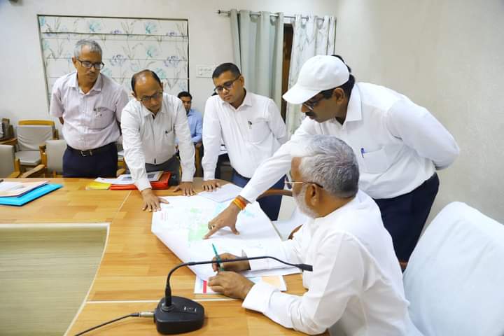 Prayagraj News माननीय मंत्री स्वतंत्र देव सिंह ने सिंचाई एवं जल संसाधन विभाग एवं गंगा प्रदूषण के अधिकारियों के साथ की विभागीय समीक्षा बैठक