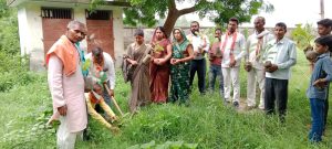 Ambedkar Nagar News;  BJP District Vice President Suman Pandey planted trees with party workers

