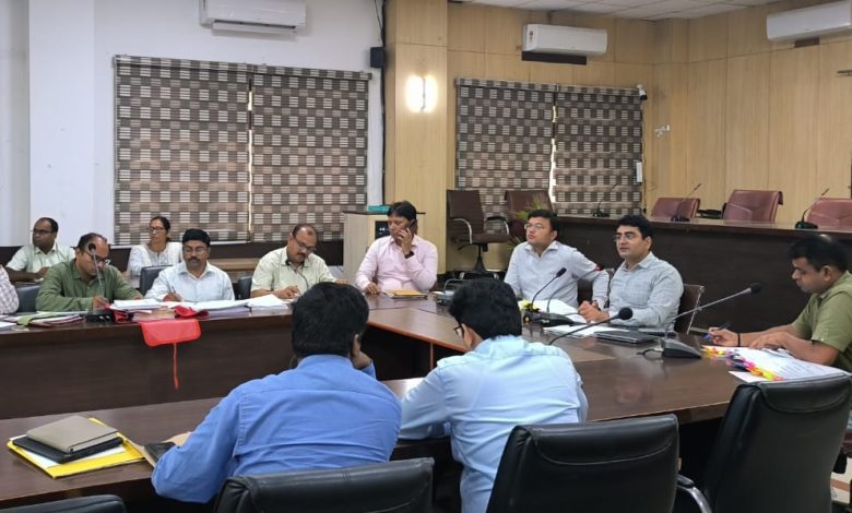 Prayagraj News :जिलाधिकारी की अध्यक्षता में 50 लाख रूपये से अधिक की विकास परियोजनाओं की समीक्षा बैठक सम्पन्न