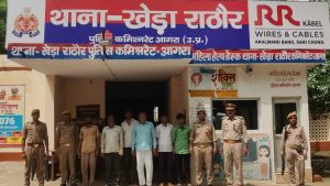 Agra News: आपसी विवाद में लाठी डंडो के साथ जमकर चले ईंट पत्थर