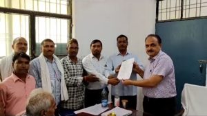 Agra News: ग्रामीणों ने बड्स एक्ट अंतर्गत जमा धनराशि वापस दिलाने हेतु उपजिलाधिकारी को दिया ज्ञापन