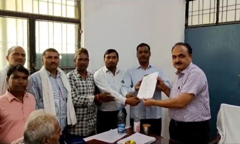 Agra News: ग्रामीणों ने बड्स एक्ट अंतर्गत जमा धनराशि वापस दिलाने हेतु उपजिलाधिकारी को दिया ज्ञापन