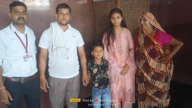 Agra News: Deputy Chief Commercial Manager introduced the separated children to their families