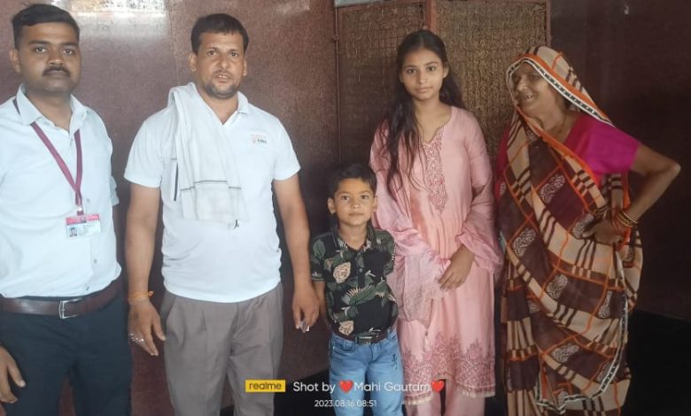 Agra News: Deputy Chief Commercial Manager introduced the separated children to their families