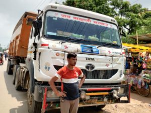 Agra News: अवैध चम्बल से भरे डम्फर को पुलिस ने किया सीज