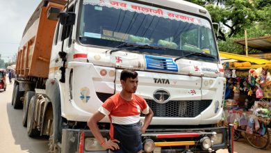 Agra News: अवैध चम्बल से भरे डम्फर को पुलिस ने किया सीज