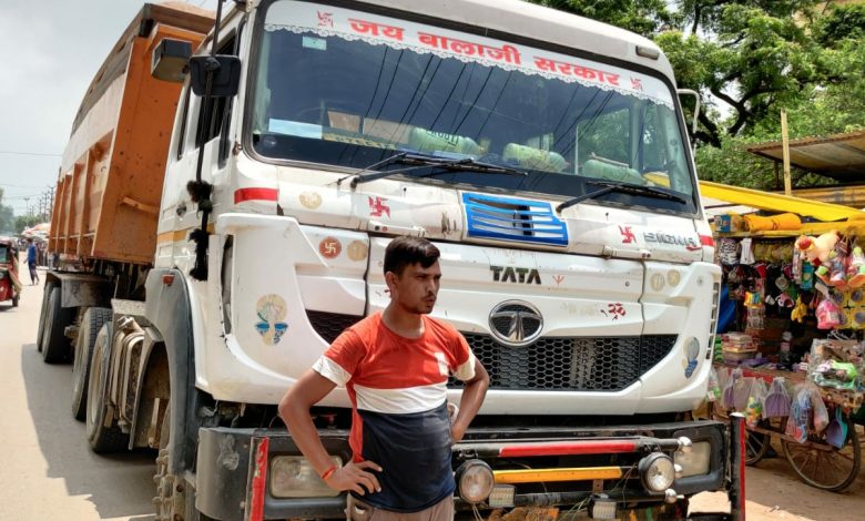 Agra News: अवैध चम्बल से भरे डम्फर को पुलिस ने किया सीज