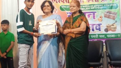 Bihar News--सावन महोत्सव के साथ-साथ छात्राओं को किया गया पुरस्कृत