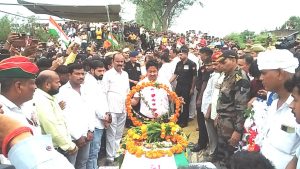 प्रतापगढ़ न्यूज : विधायक विश्वनाथगंज एवं जिलाधिकारी ने शहीद नायब सूबेदार लालजी यादव के पार्थिव शरीर पर पुष्प अर्पित कर श्रद्धांजलि दी