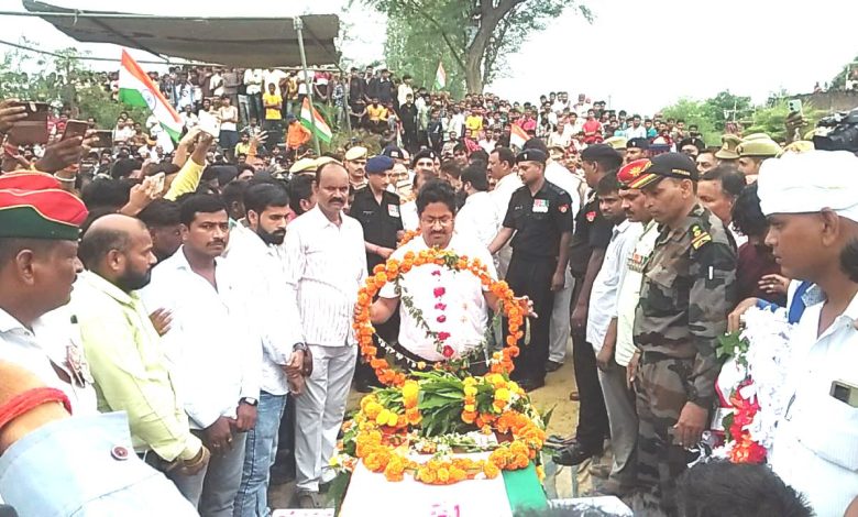 प्रतापगढ़ न्यूज : विधायक विश्वनाथगंज एवं जिलाधिकारी ने शहीद नायब सूबेदार लालजी यादव के पार्थिव शरीर पर पुष्प अर्पित कर श्रद्धांजलि दी