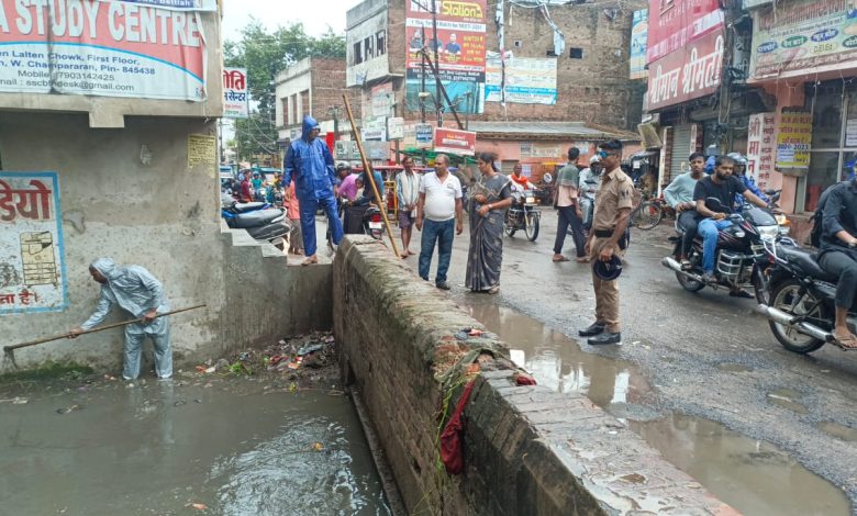 Bihar News लाखों खर्च से उड़ाही के बाद भी नालों में कचरा डालने से सुचारू जल निकासी हो रही बाधित:गरिमा