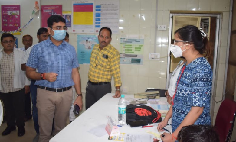 Prayaagraj News :जिलाधिकारी ने सरोजनी नायडू बाल चिकित्सालय का किया निरीक्षण