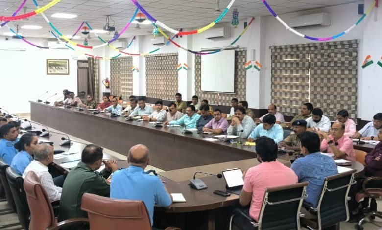 Prayaagraj News : जिलाधिकारी की अध्यक्षता में एअर फोर्स डे-2023 की तैयारियों के सम्बंध में बैठक सम्पन्न