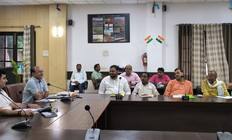 Prayagraj News :जिलाधिकारी की अध्यक्षता में नगर पंचायतों को बुनियादी अनुदान एवं निर्दिष्ट अनुदान से सम्बंधित समिति की बैठक सम्पन्न