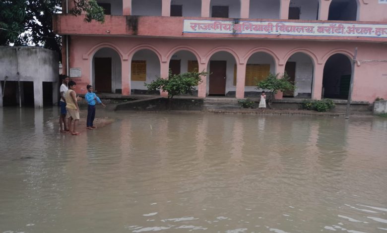 Bihar News--राजकीय बुनियादी  विद्यालय बरांटी मे घुसा पानी