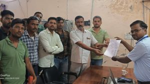 Agra News: वेतन की मांग को लेकर विद्युत संविदा कर्मियों ने अधीक्षण अभियंता को सौंपा ज्ञापन