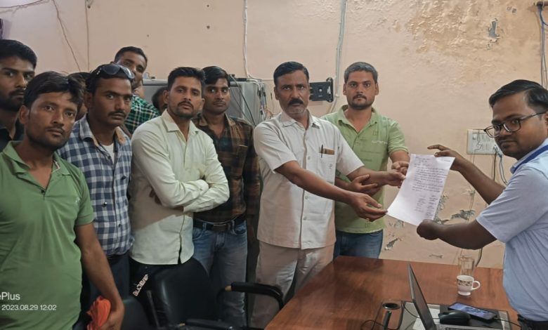 Agra News: वेतन की मांग को लेकर विद्युत संविदा कर्मियों ने अधीक्षण अभियंता को सौंपा ज्ञापन