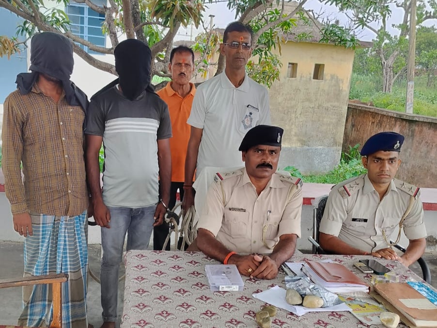 Bihar News लूट की मोबाइल के साथ दो लुटेरे गिरफ्तार