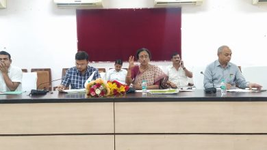 Prayaagraj News :मा0 सांसद इलाहाबाद की अध्यक्षता में सांसद आदर्श ग्राम के तहत गोद लिए हुए ग्रामों में विकास कार्यों के प्रगति की समीक्षा की