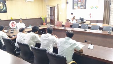 Prayagraj News :जिलाधिकारी की अध्यक्षता में आई0जी0आर0एस0 पोर्टल पर लम्बित शिकायतों के निस्तारण की समीक्षा बैठक सम्पन्न