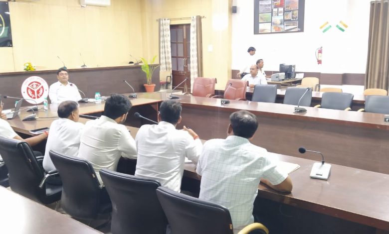 Prayagraj News :जिलाधिकारी की अध्यक्षता में आई0जी0आर0एस0 पोर्टल पर लम्बित शिकायतों के निस्तारण की समीक्षा बैठक सम्पन्न