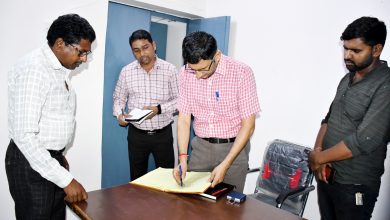Prayagraj News :मण्डलायुक्त ने चाका विकास खण्ड कार्यालय का किया औचक निरीक्षण