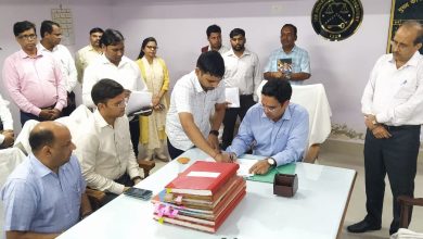 Prayagraj News :नवागत जिलाधिकारी श्री नवनीत सिंह चहल ने संभाला कार्यभार