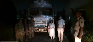 Bihar News--खनन विभाग QRT पुलिस बल क साथ करवाई मे, अवैध बालु लोड 3 ट्रक, 1 ट्रेक्टर जब्त