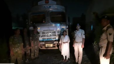 Bihar News--खनन विभाग QRT पुलिस बल क साथ करवाई मे, अवैध बालु लोड 3 ट्रक, 1 ट्रेक्टर जब्त