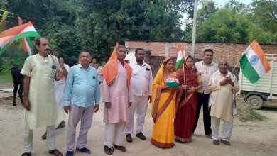 Ambedkar Nagar News: BJP workers went door to door and collected soil for the Meri Maati Mera Desh campaign, District Vice President Suman Pandey