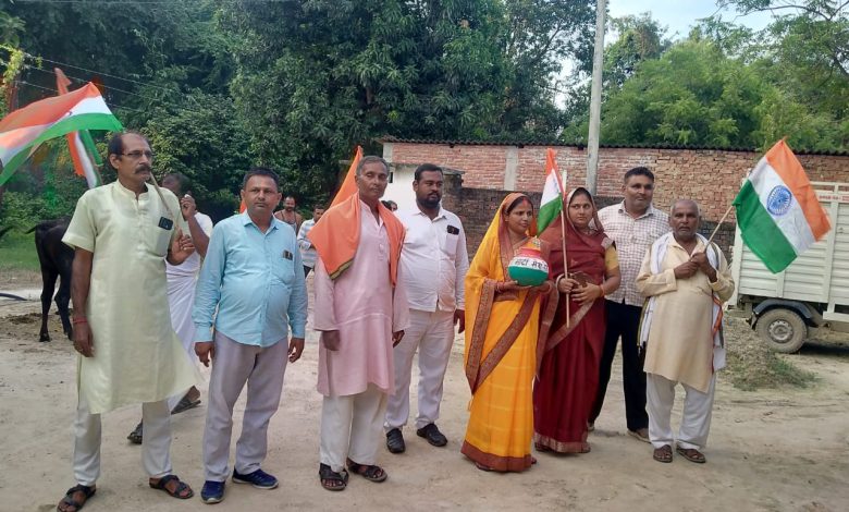 Ambedkar Nagar News: BJP workers went door to door and collected soil for the Meri Maati Mera Desh campaign, District Vice President Suman Pandey