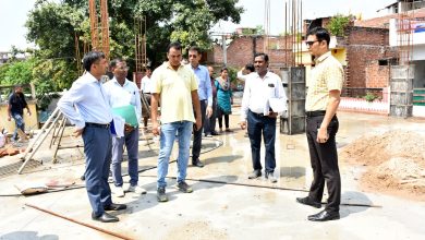 Prayaagraj News :मंडल आयुक्त ने स्मार्ट सिटी द्वारा कराया जा रहे कार्यों का स्थलीय निरीक्षण किया  