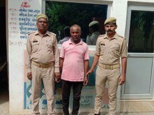 Agra News: शराब पीकर हंगामा कर रहे व्यक्ति का पुलिस ने किया चालान