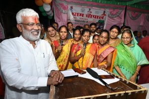 Prayagraj News "मा0 प्रधानमंत्री जी के जन्मदिवस की पूर्व संध्या पर महिलाओं के द्वारा सोहर गीत गाकर दी गयी मा0 प्रधानमंत्री जी को जन्मदिन की बधाई