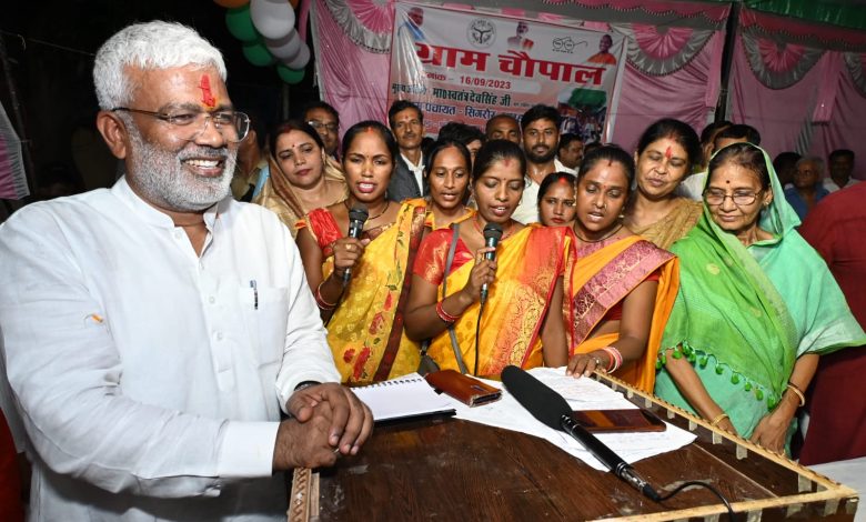 Prayagraj News "मा0 प्रधानमंत्री जी के जन्मदिवस की पूर्व संध्या पर महिलाओं के द्वारा सोहर गीत गाकर दी गयी मा0 प्रधानमंत्री जी को जन्मदिन की बधाई