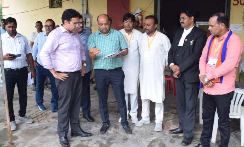 Prayagraj News :जिलाधिकारी ने मुण्डेरा मण्डी स्थित वेयर हाउस का किया निरीक्षण