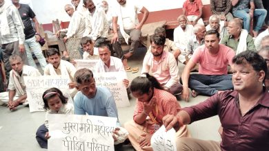 Agra News: लगभग एक साल बाद भी मुआवजा न मिलने पर ग्रामीणों के साथ भूख हड़ताल पर बैठा परिवार
