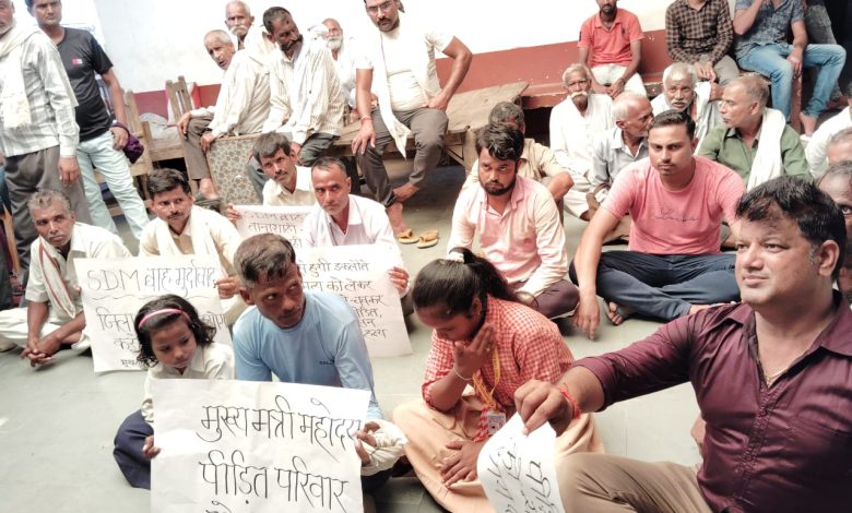Agra News: लगभग एक साल बाद भी मुआवजा न मिलने पर ग्रामीणों के साथ भूख हड़ताल पर बैठा परिवार