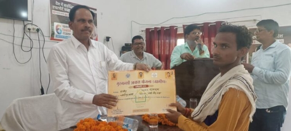 अम्बेडकर नगर न्यूज: आवास लाभार्थियों को मौजूदा विधायक ने आवास स्वीकृति पत्र किया वितरित
