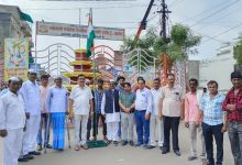 Agra News कांग्रेस पार्टी कार्यकर्ताओं ने कमला नगर में एक्सटेंशन कर्मयोगी चौराहा पर ध्वज वंदन कार्यक्रम