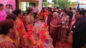 Prayaagraj News :मा0 राज्यपाल महोदया ने आंगनबाड़ी केन्द्र में आंगनबाड़ी संसाधन किट का किया वितरण, आंगनबाड़ी कार्यकत्रियों के साथ किया संवाद