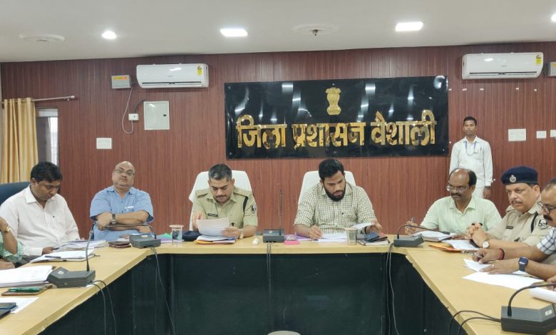 Bihar News-तीन चरणों में संपन्न होगी पुलिस संगठन में 'सिपाही'पद पर नियुक्ति की लिखित परीक्षा-जिलाधिकारी