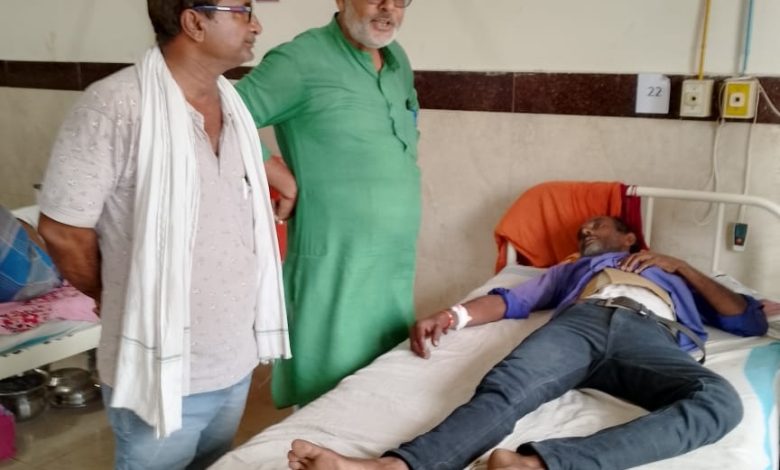 Bihar News Bairia police dancing on the tunes of land mafia, considering themselves as the court in the land dispute and showing dominance
