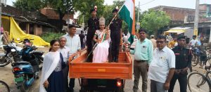 Ambedkar Nagar News: On the occasion of the birth anniversary of both the great men, the school students took out a rally and remembered the great men.