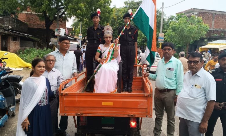 Ambedkar Nagar News: On the occasion of the birth anniversary of both the great men, the school students took out a rally and remembered the great men.