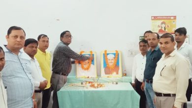 Azamgarh News: Atraulia Community Health Center unveiled the portrait of Father of the Nation Mahatma Gandhi and former Prime Minister Shri Lal Bahadur Shastri and laid wreath.